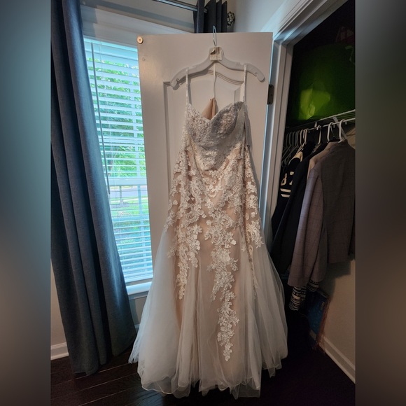 NEW & NEVER WORN WEDDING DRESS! - Picture 2 of 4